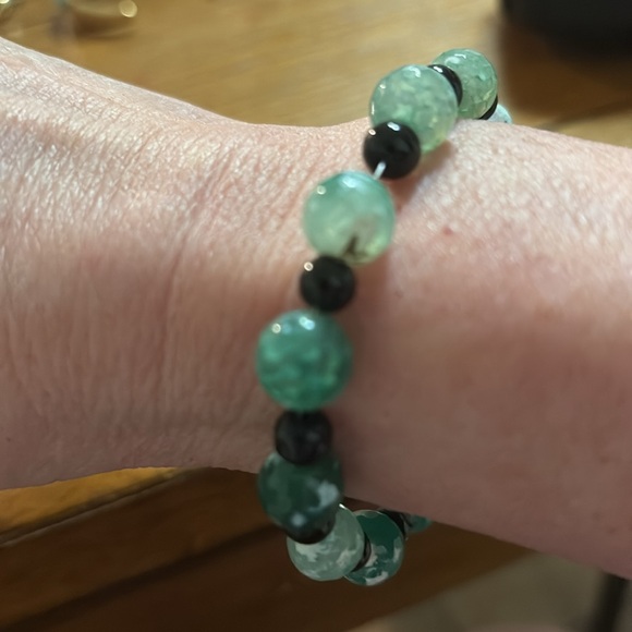 Elegant Green and Black Glass Beaded Bracelet - Picture 2 of 3
